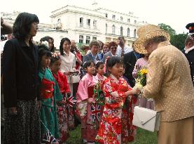 Kimono-clad Japanese girls present flowers to Queen Elizabeth